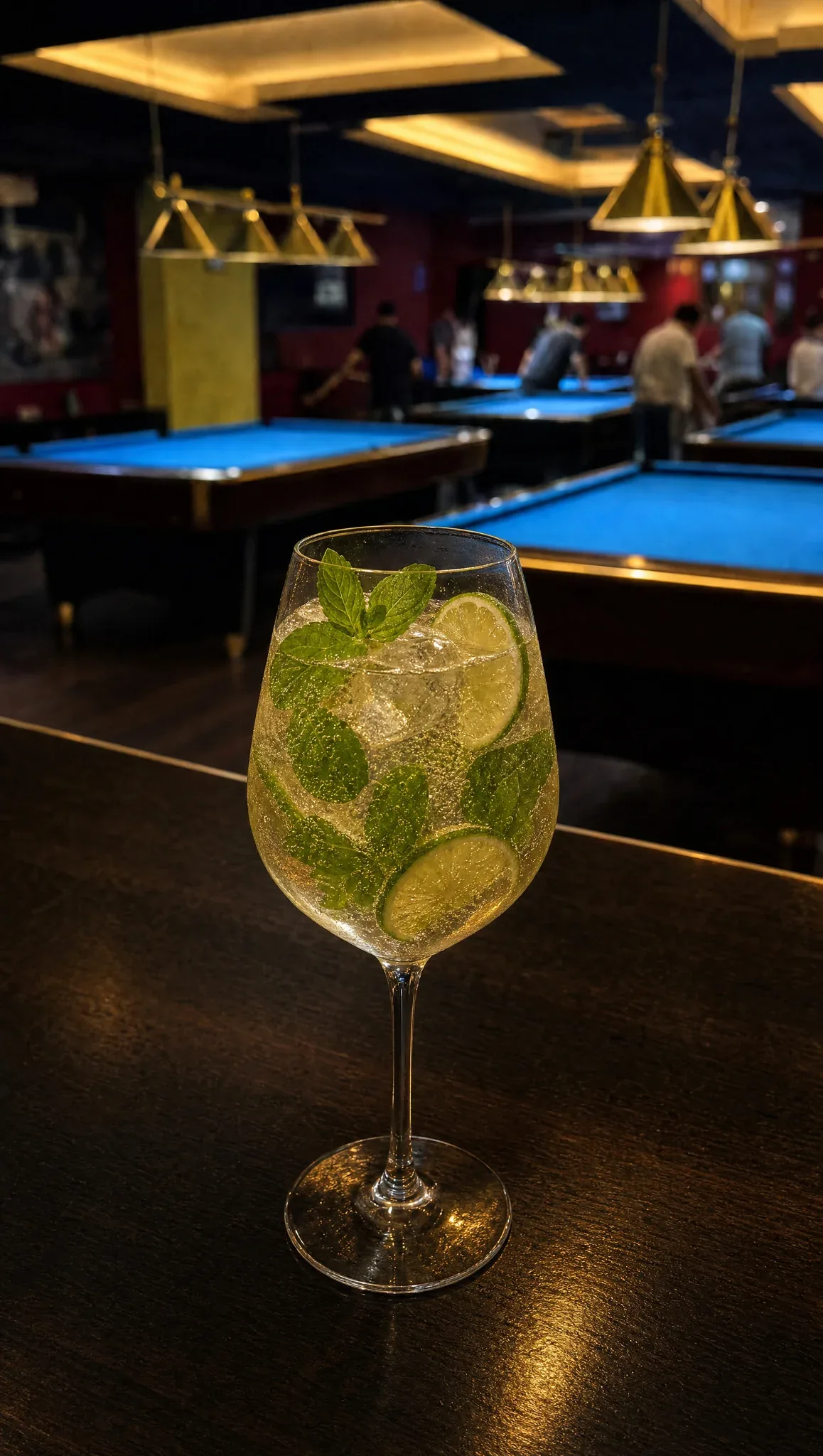 Hugo. Prosecco · sirop soc · mentă · lime · apă minerală.