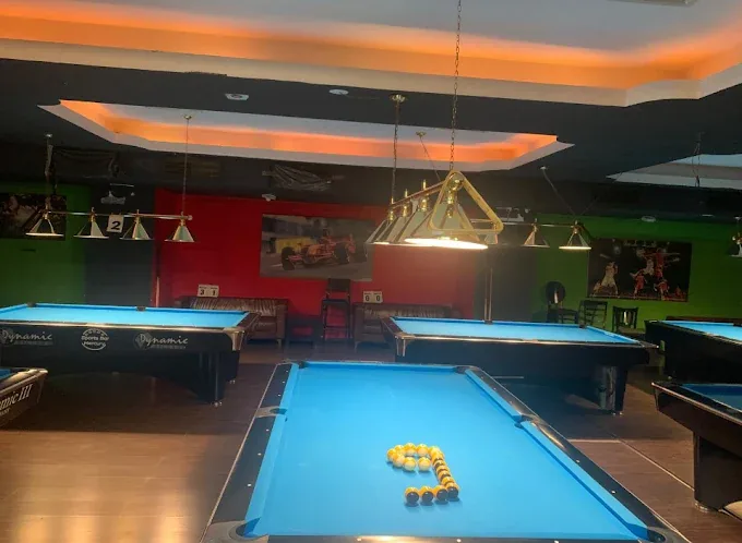 Sala de biliard Mercury din București, cu toate mesele pregătite de joc