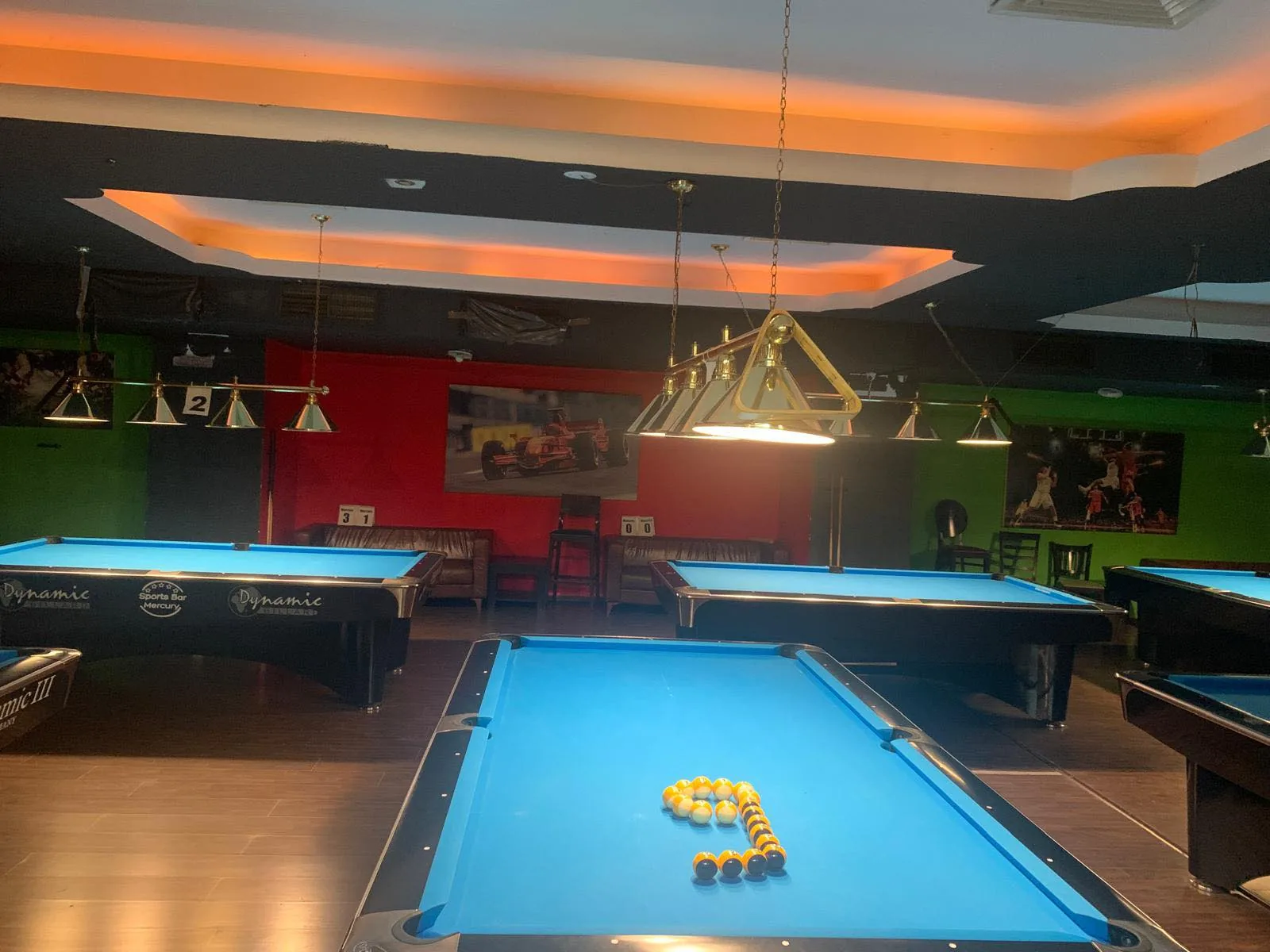 Interiorul clubului Mercury, mese de biliard și bar