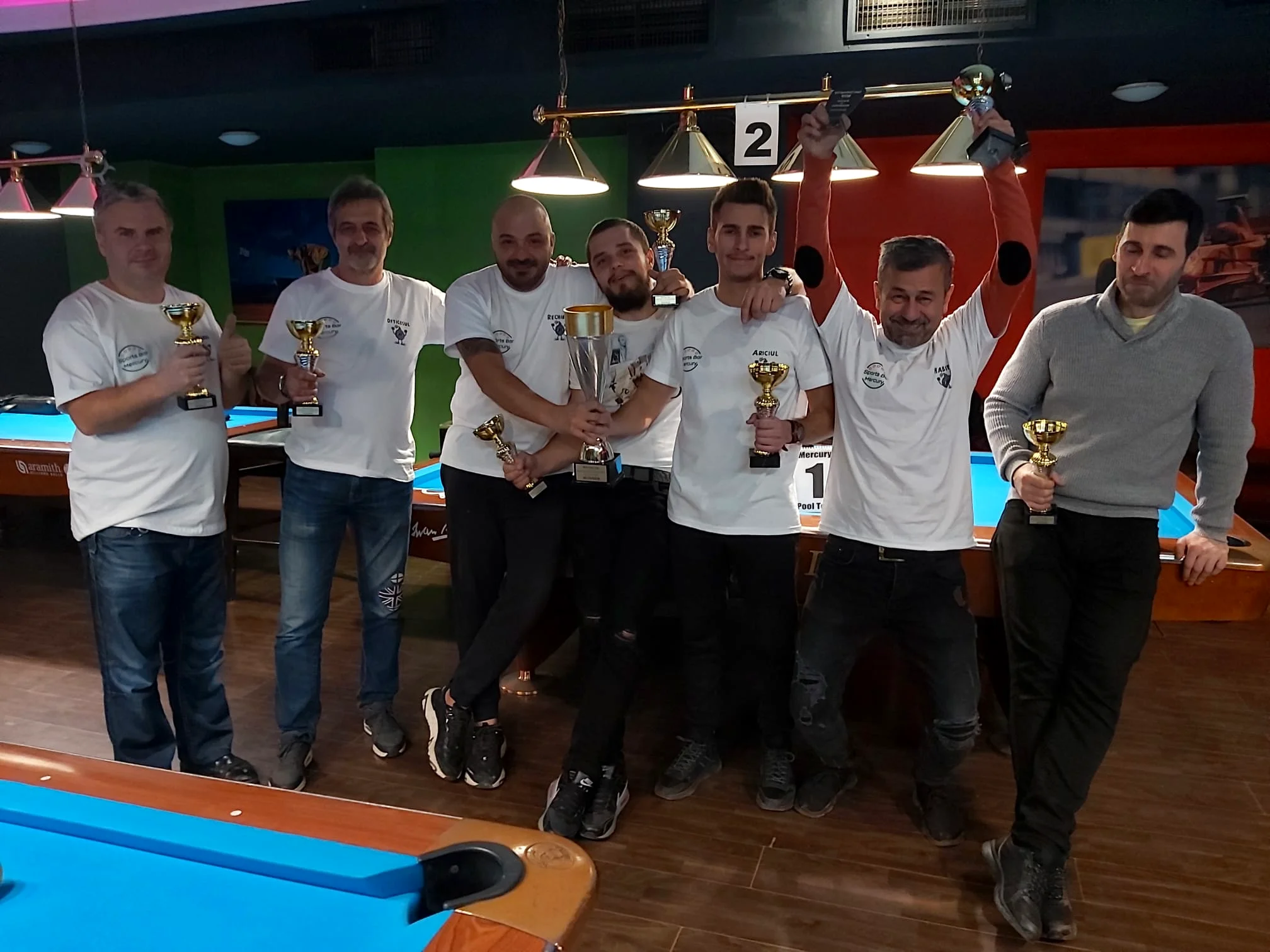 Evening atmosphere at Mercury Sports Bar, the people who make up the club